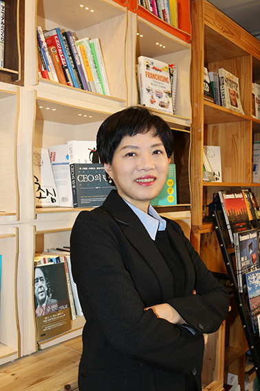 필자인 이경희 한국창업잔략연구소장은 한국프랜차이즈협회 자문위원과 세종사이버대 겸임교수, 여성부 창업멘토 등을 역임한 창업컨설팅 업계의 스타다.