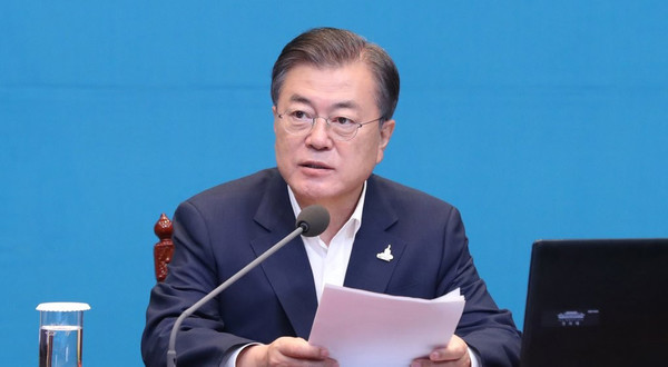 문재인 대통령이 28일 청와대에서 수석·보좌관 회의를 주재하고 있다. 문 대통령은 이 자리에서 해양수산부 공무원이 북에서 피살되고 시신이 훼손된 사건에 대해 유족과 국민에게 사과했다./연합뉴스