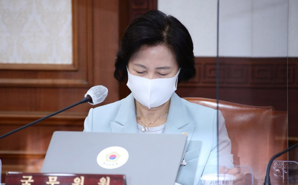 추미애 법무부 장관이 29일 정부서울청사에서 열린 서울-세종 영상국무회의에서 자료를 보고 있다. 검찰은 추 장관 아들의 '특혜 군 휴가' 사건에 대해 무혐의 처분했지만 '봐주기 수사' 의혹이 제기되고 있다. 또한 추 장관 자신이 국회에서 한 거짓말도 큰 후유증을 남길 것으로 보인다./연합뉴스