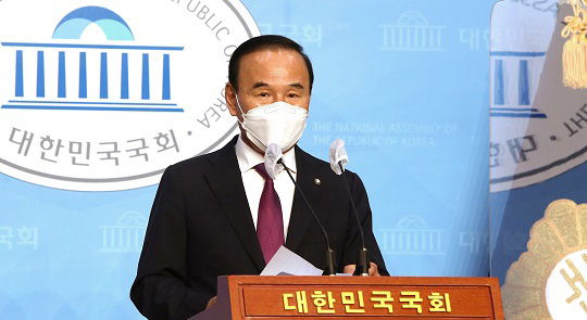 가족 기업이 피감기관으로부터 수천억 원대 특혜 수주를 받았다는 의혹을 받고 있는 박덕흠 의원이 23일 국회 소통관에서 국민의힘 탈당 기자회견을 하고 있다. 이낙연 민주당 대표는 최근 당 윤리감찰단에 당 소속 선출직 공무원들의 다주택 보유 문제와 기타 비위 조사에 착수해 달라고 요청해 이 대표가 집안단속 후 전선을 야권으로 확대시키려 한다는 추측을 낳고 있다./사진=박은숙 기자