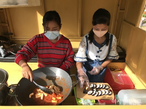 한국산 푸드카에서 떡볶이와 김밥을 만드는 미미와 산타조. 두 청년은 아직 어리지만 힘든 삶을 살았다. 그러나 그 인생의 반전이 시작되었다. /사진=정선교