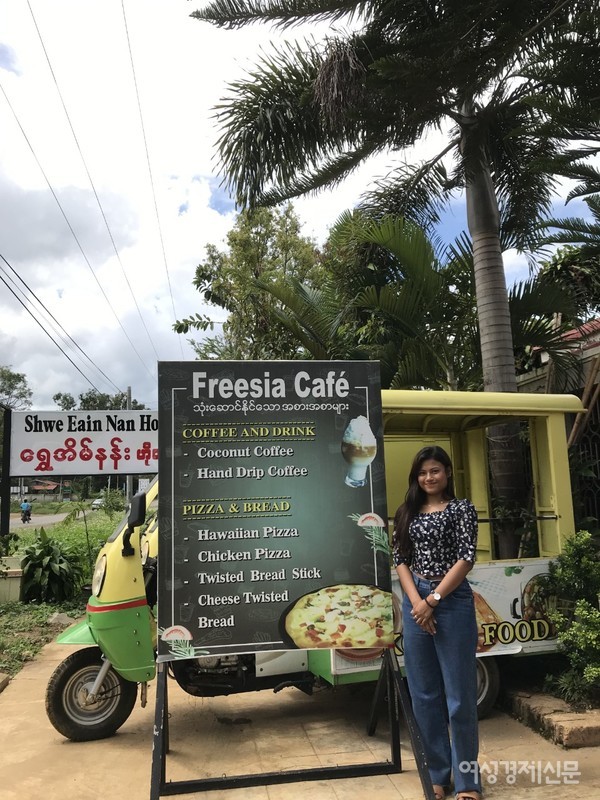 휴양도시 삔우린에 있는 프리지아 카페 모습. 삔우린 커피와 한국음식, 분식을 판다. 한국인이 20여 명 사는 이 도시는 해발 1000미터, 연중 평균온도가 15도~25℃여서 선선하다. 꽃과 커피의 마을이다.간판 옆 사진은 카페 매니저 수빈. 한국어과를 전공했다.