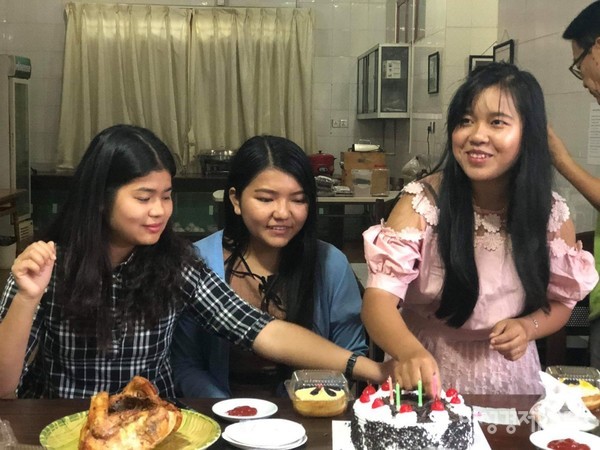 미미의 생일파티(사진 맨 오른쪽). 중학교 때 부모님이 돌아가셔서 고아가 되었지만 밝은 성격으로 자랐고 요리를 좋아한다.