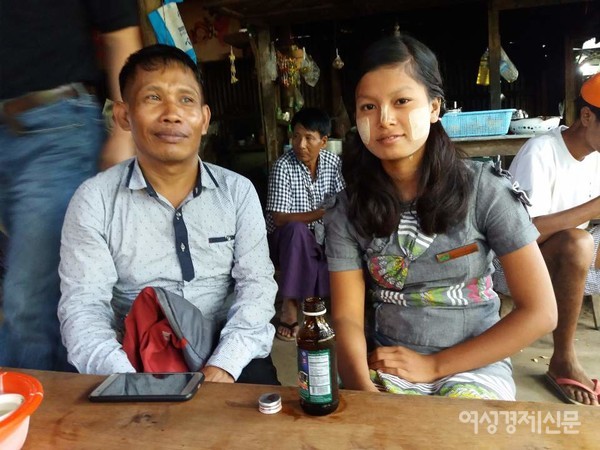 열아홉살 성년이 된 산타조(사진 오른쪽). 초등학교를 마치지 못하고 집안일과 일용직을 하며 자랐다. 가족 간 신앙의 갈등으로 시련을 겪기도 했다.