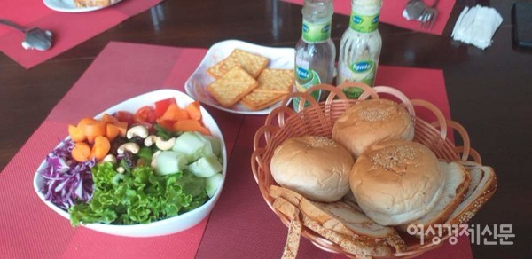 미미와 산타조가 피자와 삔우린산 드립커피를 만들고 있다. 빵과 샐러드로 삔우린의 아침이 시작된다. 한국음식을 만들어내기까지 1년이 걸렸다. 가끔 여행 온 한국주부들이 선생님이 되어주었다.