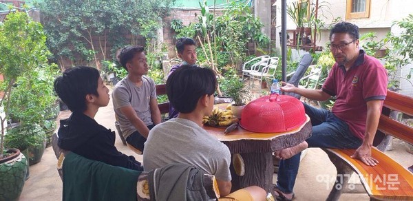 프리지아 카페는 교육센터 선생님들이 운영하고 있다. 카페에서 영어를 공부하는 청년들. 이들을 가르치는 강성모 선생님은 카페의 정원을 아름답게 가꾸어냈다.