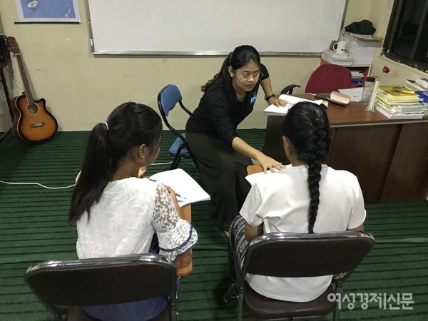 낮에는 일하고 밤에는 한국어와 영어를 공부하는 미미와 산타조. 산타조는 코로나가 가라앉고 학교가 열리면 초등과정을 다니게 된다. 고등학교를 졸업하려면 10년쯤 걸릴 예정이다.