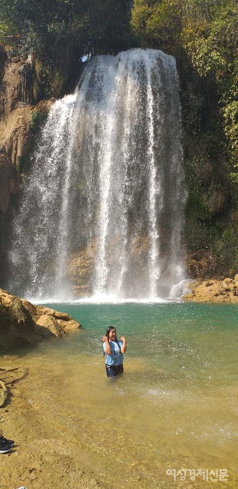 삔우린 카페에서 한 시간쯤 걸리는 폭포. 주말에 미미가 트레킹을 갔다. 프리지아 꽃은 이 도시에선 보기 힘들지만 두 소녀는 웃음 짓는 노란 프리지아로 피어날 것이다.
