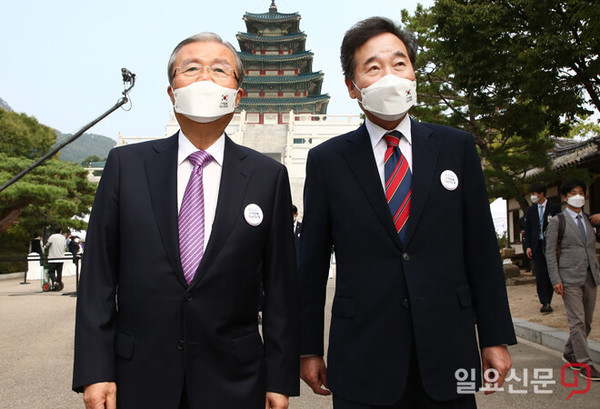 이낙연 대표와 김종인 비대위원장이 3일 오전 서울 국립민속박물관 앞에서 열린 단기 4352년 개천절 경축식을 마치고 이야기 하며 퇴장하고 있다./사진=임준선기자