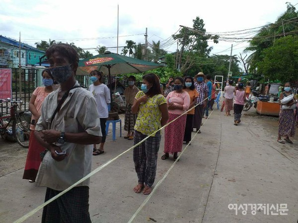 세 자녀를 둔 한 가장의 자살을 계기로 시작된 '사랑의 쌀' 나누기 행사 모습. 거리두기를 하고 쌀을 기다리고 있다. 한국 구미 순천향대학병원의 후원을 시작으로 후원이 이어져 현재 5차까지 진행되고 있다. 이 나라는 자살하는 사건은 거의 드물다./사진=정선교