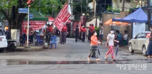 코로나19 방역을 위해 동네 골목 입구마다 외부인은 차단하고 주민들도 신고를 하고 외출을 해야 한다.