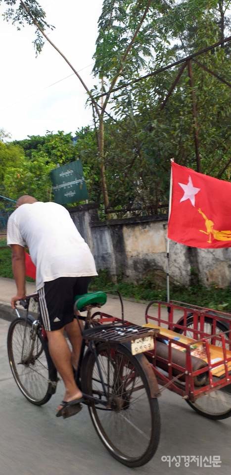식당이 문을 닫고 있어 자전거 음식배달이 많아지고 있다. 배달원들은 선거가 다가와 자기가 지지하는 정당의 깃발을 달고 다닌다.