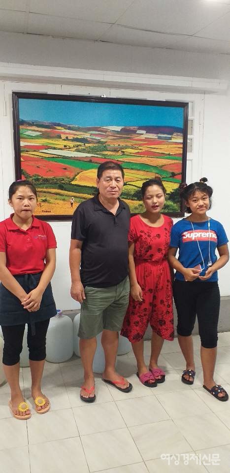 한인식당 동원참치 사장과 직원들이 함께. 요즘은 테이크아웃도 드물어 모든 식당이 힘들긴 마찬가지다.