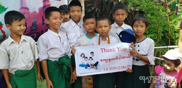 (위)마을마다 긴급한 300가구를 선정해 한 가구당 8kg짜리 한 푸대를 나누어준다. 많은 양은 아니지만 한국에 감사하며 기뻐한다. 이 나라는 한국전쟁 시절 우리에게 쌀을 지원한 이웃이다. (가운데)그간 행사를 이끌어온 정광수 선교사(사진 왼쪽). (아래)동네 학생들이 감사의 인사를 전하고 있다.