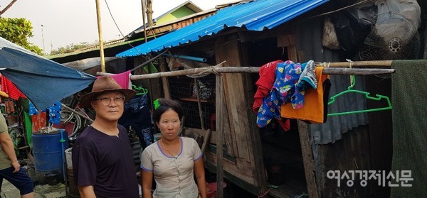 정 선교사는 그간 빈민가정의 지붕과 장판을 바꾸어주는 일을 해왔다. 우기에는 이것을 개선하지 않으면 지낼 수 없다. 한 가구당 15만원쯤 든다. 대나무잎 지붕(사진 위)이 함석지붕(사진 아래)으로 바뀌었다.