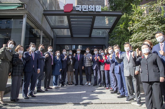 김종인 국민의힘 비상대책위원장과 주호영 원내대표 등 당 지도부가 5일 오후 서울 여의도 남중빌딩에 위치한 새 당사에서 현판식을 하고 있다. /사진=박은숙 기자