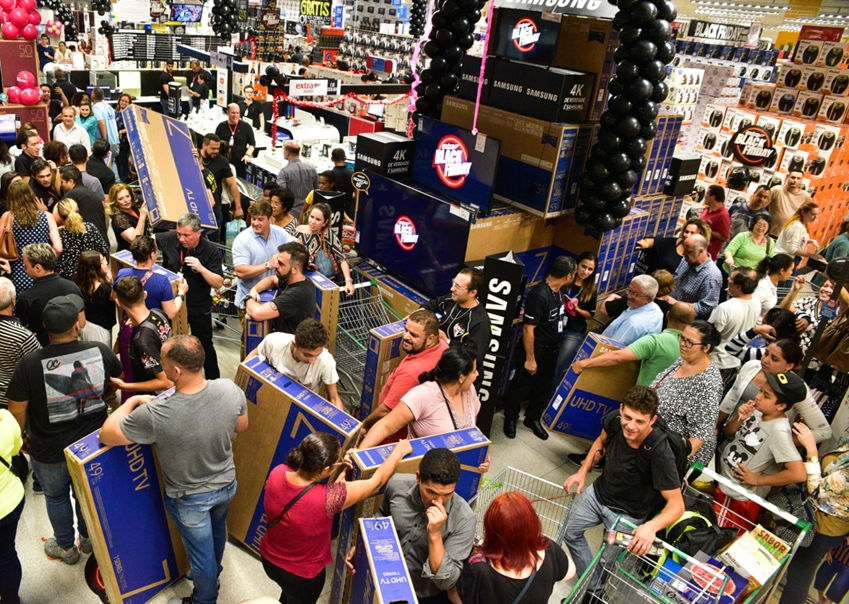 지난 2018년 11월 ‘블랙프라이데이’ 세일 기간,  브라질 상파울루에 위치한 대형 매장 ‘엑스트라(extra)’에 수많은 소비자들이 몰렸다. / 삼성전자 제공