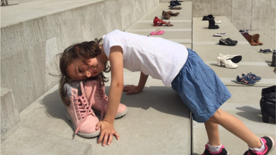 150켤레의 신발과 300명의 다양한 국적을 가진 사람들의 인터뷰 목소리로 구성된 최예린 작가의 사운드 설치작품인 '말하는 신발'. / 문화비축기지 제공