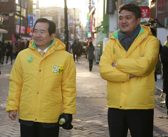 2012년 18대 대통령선거에서 문재인 민주당 대통령 후보의 정책특보를 맡아 선거운동을 한 이혁진 옵티머스자산운용 전 대표(오른쪽)와 정세균 국무총리. 정 총리는 최근 옵티머스펀드 사태가 실세형 비리라는 의혹을 부인하며 검찰의 빠른 수사를 촉구하기도 했다. /사진=박정훈 기자