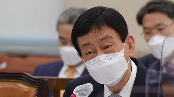 옵티머스 투자자 명단에 진영 행정안전부 장관과 여당 국회의원의 이름이 올라 있는 사실이 알려지자 가차명으로 투자한 여권 인사들이 더 있을 것으로 여겨지지만 실체를 밝히기가 쉽지 않을 것으로 보인다. 진 장관이 지난 7일 국회에서 열린 행정안전위원회 국정감사에서 답변하고 있다./연합뉴스