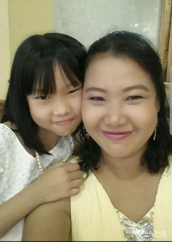 중학교 1학년인 엔젤라는 한국인 아빠와 미얀마인 엄마와 산다. 미얀마 현지에도 국제결혼이 100쌍을 넘기면서 다문화 시대가 시작되었다. 동생 젯나와 엄마와 함께. /사진=정선교