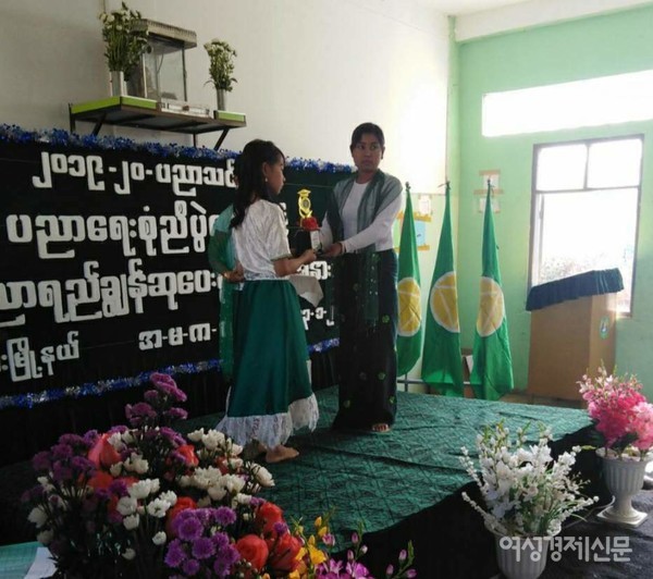 초등 시절 전교에서 가장 우수한 학생으로 뽑혀 상을 받기도 했다.