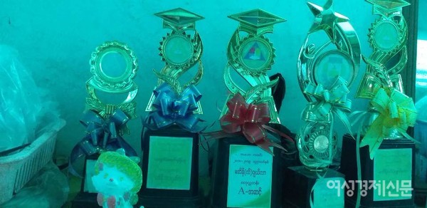 매년 받은 엔젤라 수상트로피 중에 올A 특별상이 눈에 띈다.