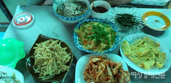 엄마와 함께 만든 점심. 두 나라 요리를 공유한다. 닭죽과 김치, 감자볶음과 대나무순 볶음 등. 이 가정은 미얀마어와 한국어, 그리고 영어를 사용하여 소통한다. 