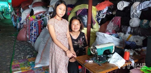 엔젤라가 입는 옷은 미싱으로 모두 엄마가 만든다. 엄마는 한국의 의류원단을 판매하고 있다. 