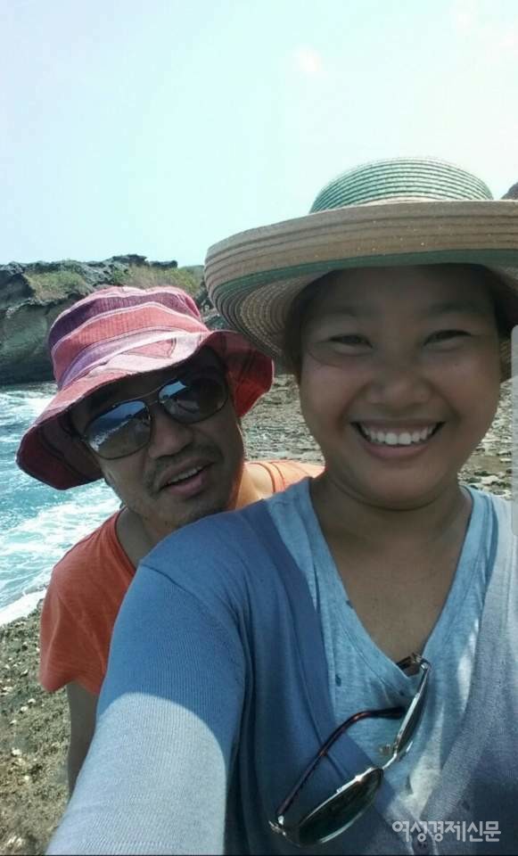 엔젤라의 엄마와 아빠. 아빠는 농산물, 식품, 의류를 수출입하는 무역업을 한다. 미얀마는 외국인과의 결혼을 인정하지 않는 관례법이 있어 혼인신고는 허용하지만 아직 분가해 호적을 만들 수는 없다.