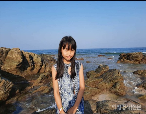 엔젤라 생일날 반 친구들에게 모두 식사를 제공했다(위). 이 소녀에겐 아빠의 나라에 대한 추억이 하나 있다. 엄마아빠랑 한국의 바닷가를 가본 일이다. 엔젤라는 의대에 가는 꿈을 갖고 있지만 어느 나라에서 공부할지는 아직 정하지 못했다.