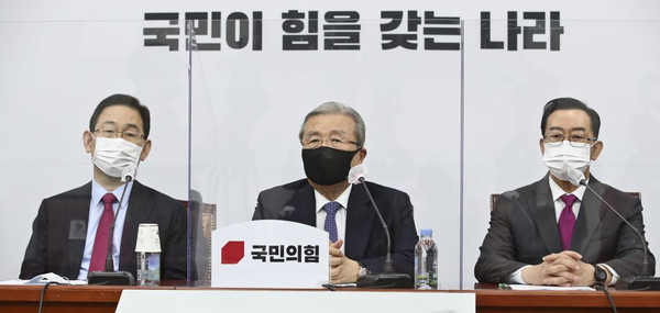 국민의힘 김종인 비상대책위원장(가운데)이 19일 서울 여의도 국회에서 열린 비상대책위원회의에서 발언하고 있다. /연합뉴스
