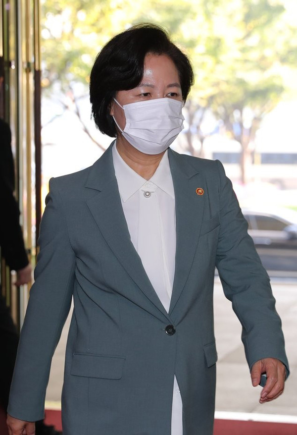 라임자산운용(라임) 로비 의혹 사건과 윤석열 검찰총장의 가족 관련 사건에 대해 수사지휘권을 발동한 추미애 법무부 장관이 20일 오전 국무회의에 참석하기 위해 정부서울청사에 출근하고 있다. /연합뉴스