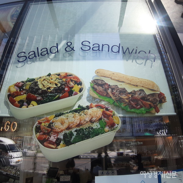 '힘난다버거'는 자사 브랜드인 슈퍼푸드 샐러드 카페인 '주시브로스'에 입접하여 매출을 30%가량 끌어올렸다. /사진=이경희