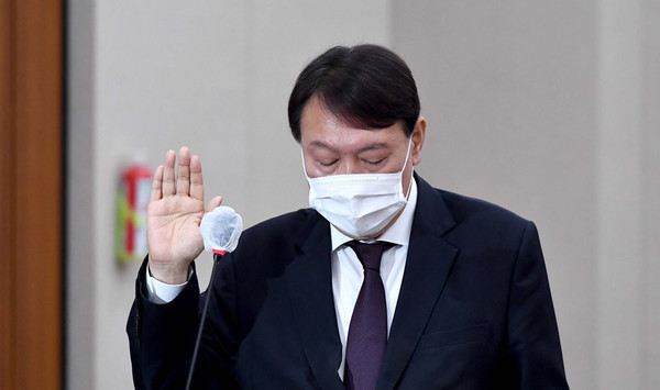 윤석열 검찰총장이 22일 오전 서울 여의도 국회 법제사법위원회에서 열린 대검찰청 국정감사에서 선서하고 있다. /연합뉴스