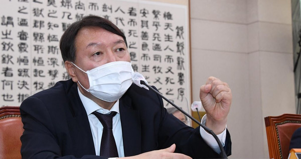 윤석열 검찰총장이 22일 오전 서울 여의도 국회 법제사법위원회에서 열린 대검찰청 국정감사에서 위원들의 질의에 답변하고 있다./연합뉴스