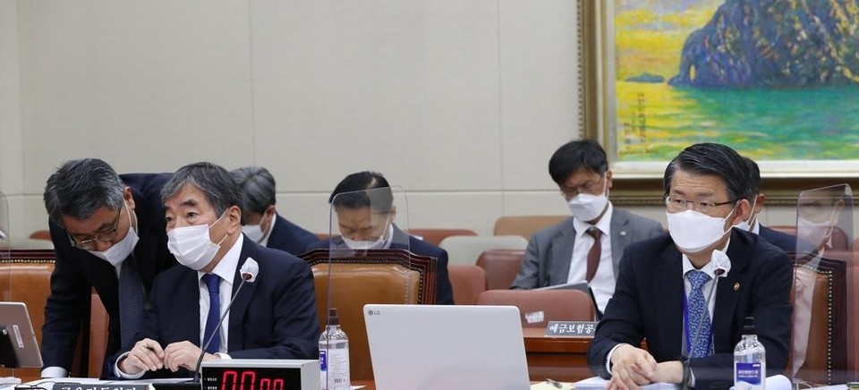 23일 은성수 금융위원장과 윤석헌 금융감독원장은 23일 국회 정무위원회 금융위와 금감원에 대한 종합감사에 출석해 나란히 앉은 자리에서 금감원의 독립성을 놓고 이견을 보였다./ 연합뉴스