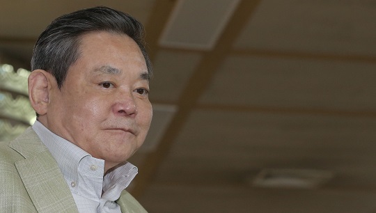 삼성전자를 세계 제조업체로 키우며 한국 재계를 이끈 이건희 삼성전자 회장이 25일 별세했다. 고 이건희 회장. /연합뉴스