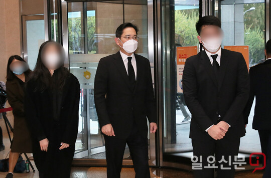 고 이건희 회장의 빈소가 마련된 서울 강남구 일원동 삼성서울병원 장례식장에 이재용 부회장이 들어서고 있다./사진=박정훈 기자