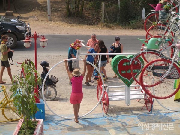 이 카페는 자전거를 오브제로 사용하여 사진 찍는 테마로 콘셉트를 잡았다. 마을의 버려진 자전거가 모두 수집되어 만들어졌다.