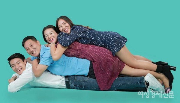 이 카페를 만든 곽현섭, 엄성화 부부 가족. 아래서부터 아들, 아빠, 엄마, 딸. 양곤에서 10년간 국제유치원을 운영하여 기반을 잡았지만 대도시를 뒤로 하고 이곳으로 왔다.