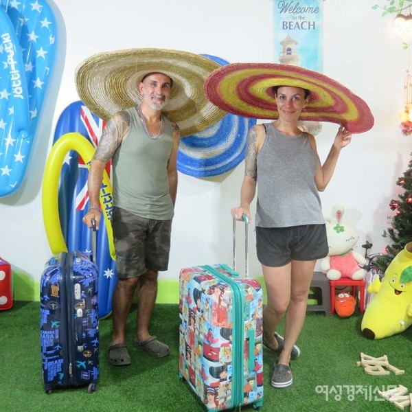 한복을 입고 한국문화를 체험하는 미얀마 청년들. 한국의 맛과 멋을 즐기며 사진을 찍는다. 이곳은 고객이 판매대금도 자유롭게 지불하도록 운영한다.