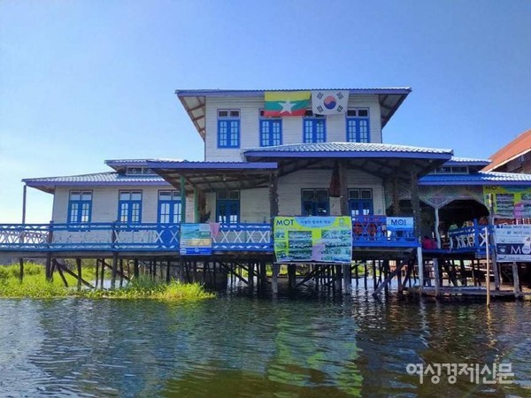 곽 대표는 의료혜택을 받지 못하는 수상마을에 진료선을 운영할 준비를 하고 있다. 사진은 뉴욕에서 의과대학원을 다니는 딸 예린. 앞으로 진료를 담당하게 될 카페 '인레의 아침' 모습. MOT가 생기기 전에 처음 만든 수상카페이다.