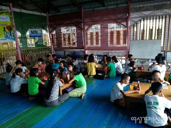 방과후 어린이 학교 아이들의 식사시간. 카페의 수익으로 운영된다. 3곳 마을 120여 명의 어린이들이 공부하고 있다.