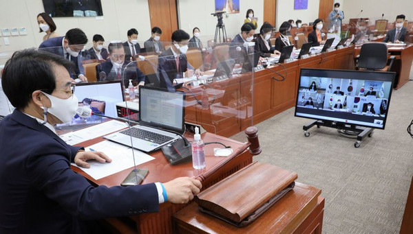 지난 23일 국회에서 열린 과방위 국정감사에서 이원욱 위원장이 야당 위원과 언쟁 끝에 의사봉을 내팽개쳐 도를 넘은 행동이라는 비난을 받고 있다. 사진은 지난 13일 오전 국회에서 열린 과방위의 정보통신산업진흥원, 한국인터넷진흥원 등에 대한 영상 국정감사에서 이원욱 위원장이 의사봉을 두드리는 모습. /연합뉴스