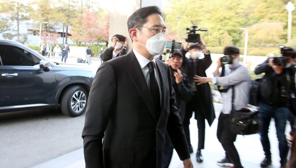 고(故) 이건희 삼성전자 회장의 별세로 삼성그룹의 지배구조 개편에 속도가 붙을 것이라는 전망이 나온다. 이재용 삼성전자 부회장이 부친의 장례식장이 마련된 삼성서울병원으로 들어서고 있다. / 연합뉴스