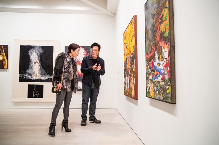 런던 사치 갤러리에서 25일까지 진행 중인 '코리아아이 2020' 전시에서 김훈규 작가가 박은하 주영 한국 대사에게 작품에 대해 설명하고 있다. / 코리아아이2020 