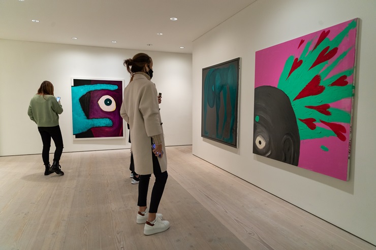 '코리아아이2020' 런던 전시에는 홍보대사인 그룹 위너의 송민호가 5점의 작품을 전시한다. 전시장에서 관람객들이 송민호의 작품을 감상하고 있다. / 코리아아이2020