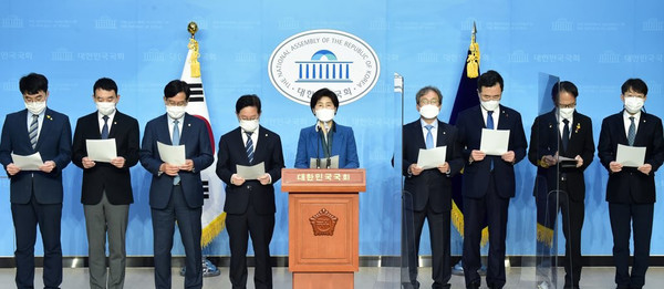 국회 법제사법위원회 더불어민주당 백혜련 간사와 법사위원들이 21일 서울 여의도 국회 소통관에서 공수처장 후보자추천위원회 위원추천 촉구 기자회견을 하고 있다. /연합뉴스