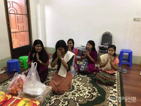 지금 미얀마는 우리의 추석처럼 최대 명절이다. 이 시기에 우기가 끝난다. 이 기간에는 친척어른, 선생님 등을 찾아가 절을 올리고 세뱃돈도 받는다. 사진은 이주한 한국 어른에게 청년들이 예를 갖추는 모습. /사진=정선교